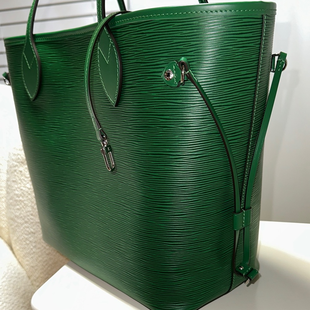 Louis Vuitton Neverfull MM - Picture 8 of 11
